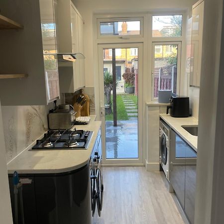 Modern Home With Driveway Parking For 2 Vehicles, Near Tottenham Hotspur Stadium, White Hart Lane Train Station London Eksteriør bilde