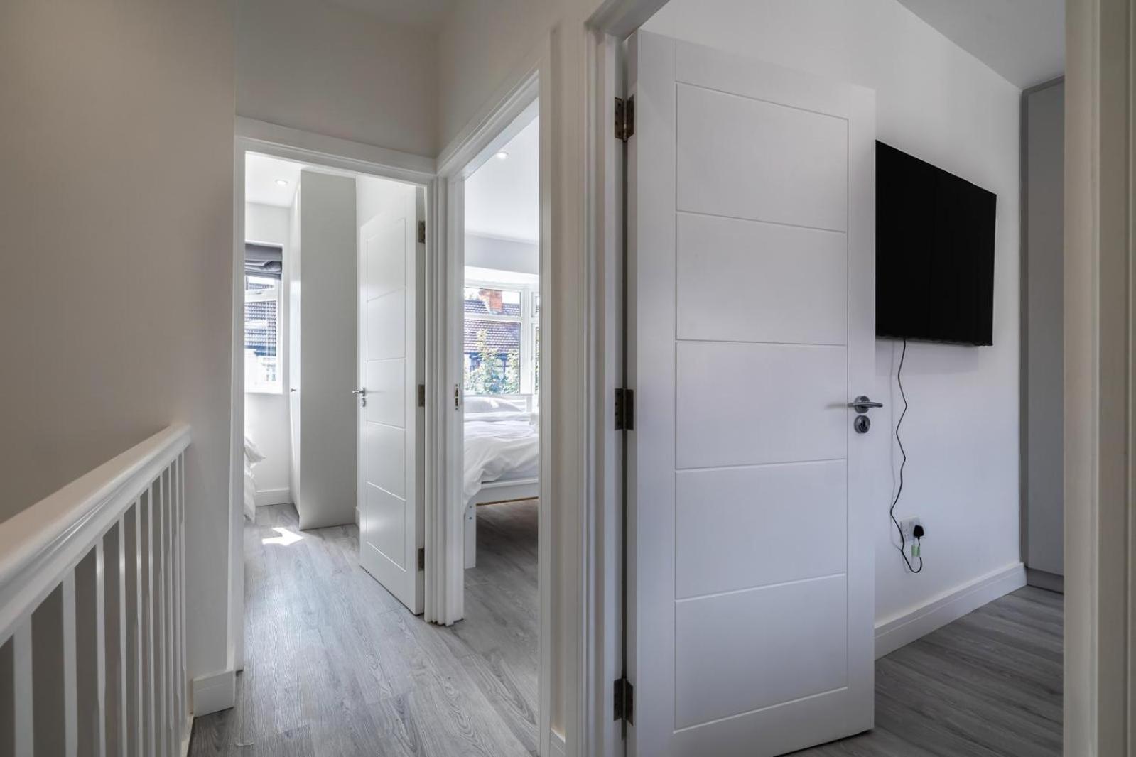 Modern Home With Driveway Parking For 2 Vehicles, Near Tottenham Hotspur Stadium, White Hart Lane Train Station London Eksteriør bilde