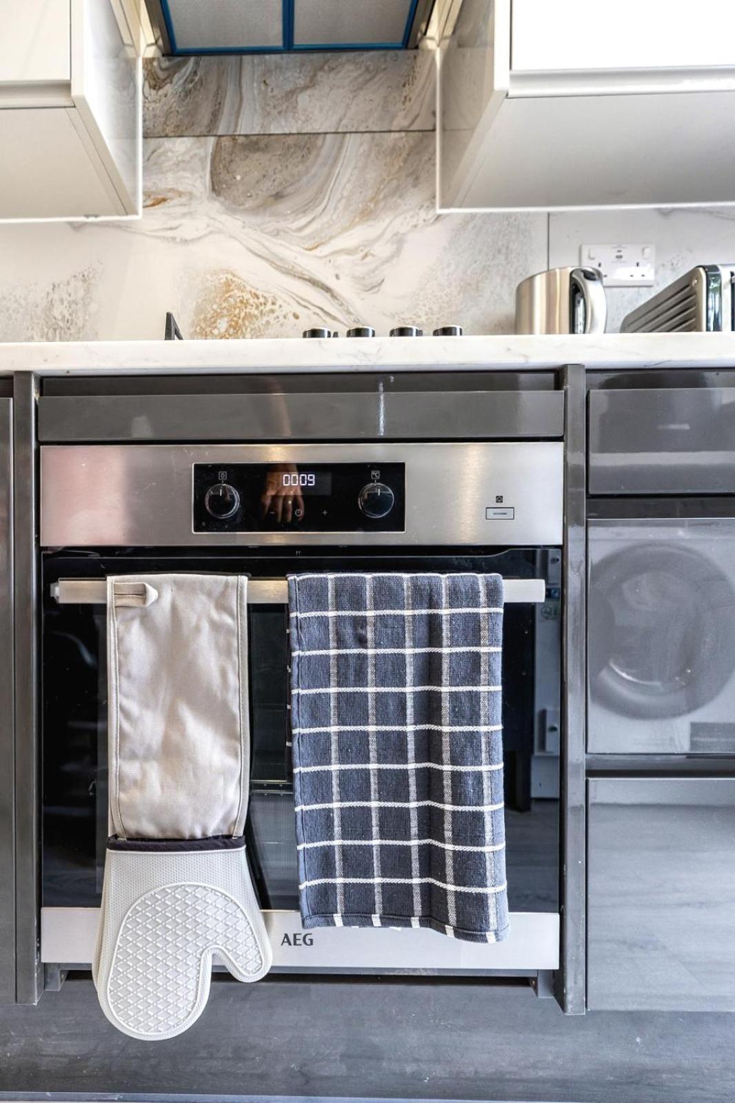 Modern Home With Driveway Parking For 2 Vehicles, Near Tottenham Hotspur Stadium, White Hart Lane Train Station London Eksteriør bilde