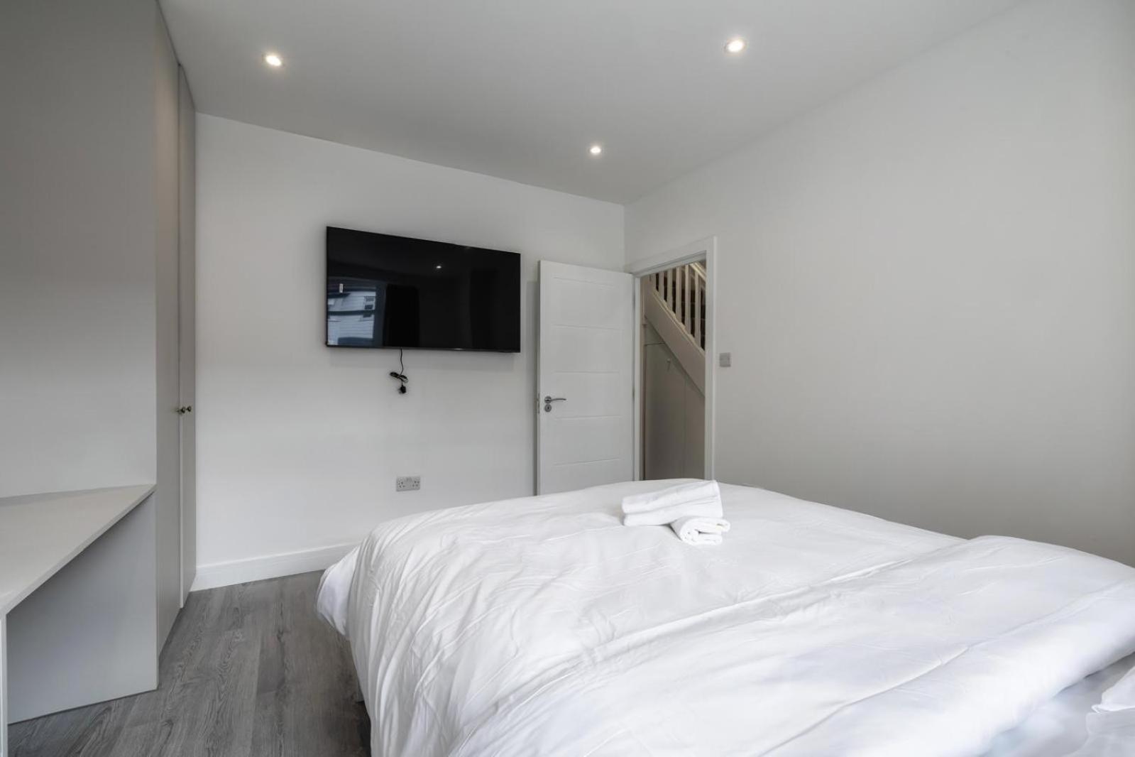 Modern Home With Driveway Parking For 2 Vehicles, Near Tottenham Hotspur Stadium, White Hart Lane Train Station London Eksteriør bilde
