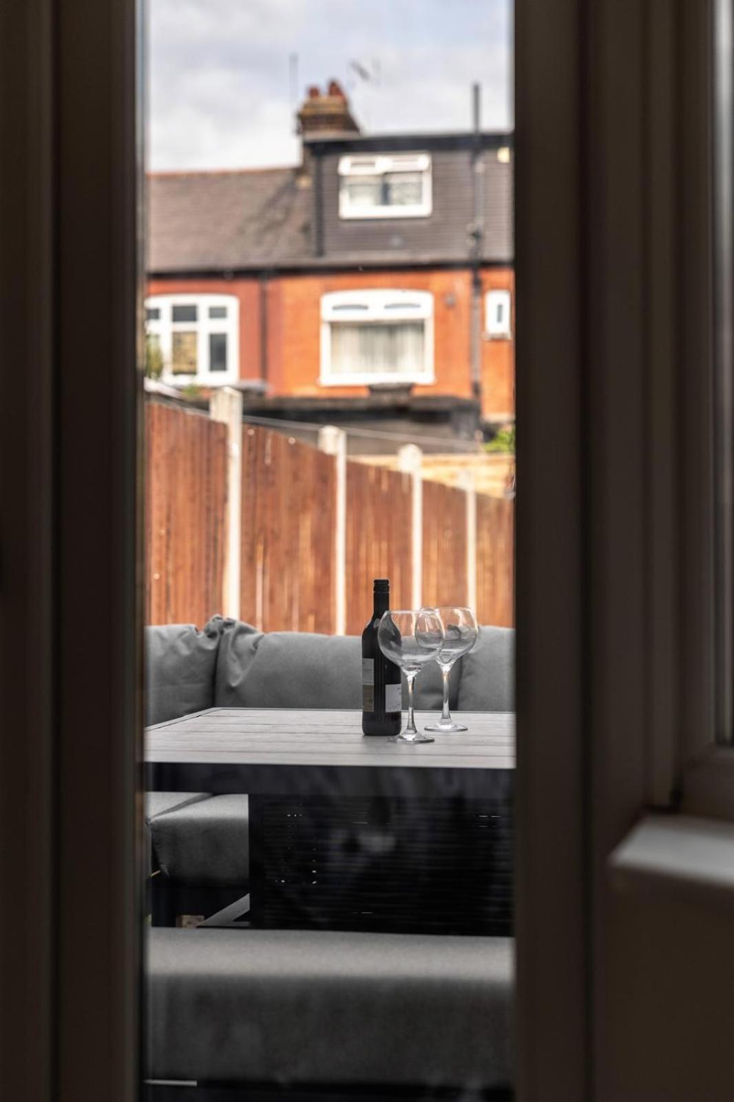 Modern Home With Driveway Parking For 2 Vehicles, Near Tottenham Hotspur Stadium, White Hart Lane Train Station London Eksteriør bilde