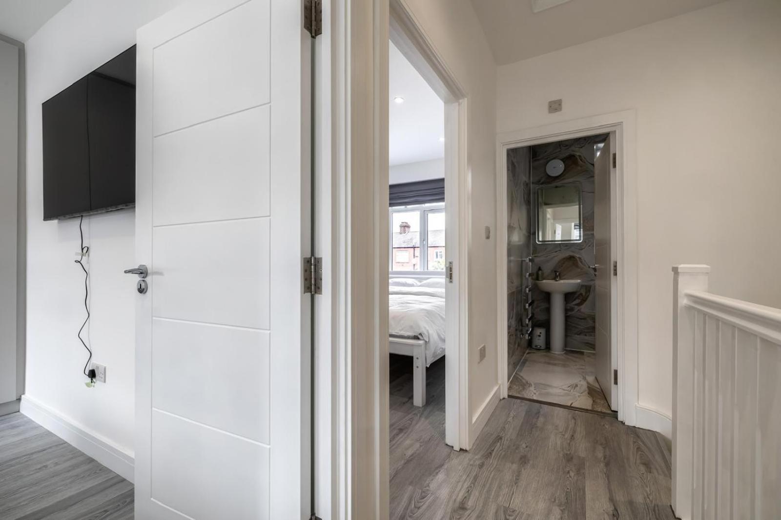 Modern Home With Driveway Parking For 2 Vehicles, Near Tottenham Hotspur Stadium, White Hart Lane Train Station London Eksteriør bilde